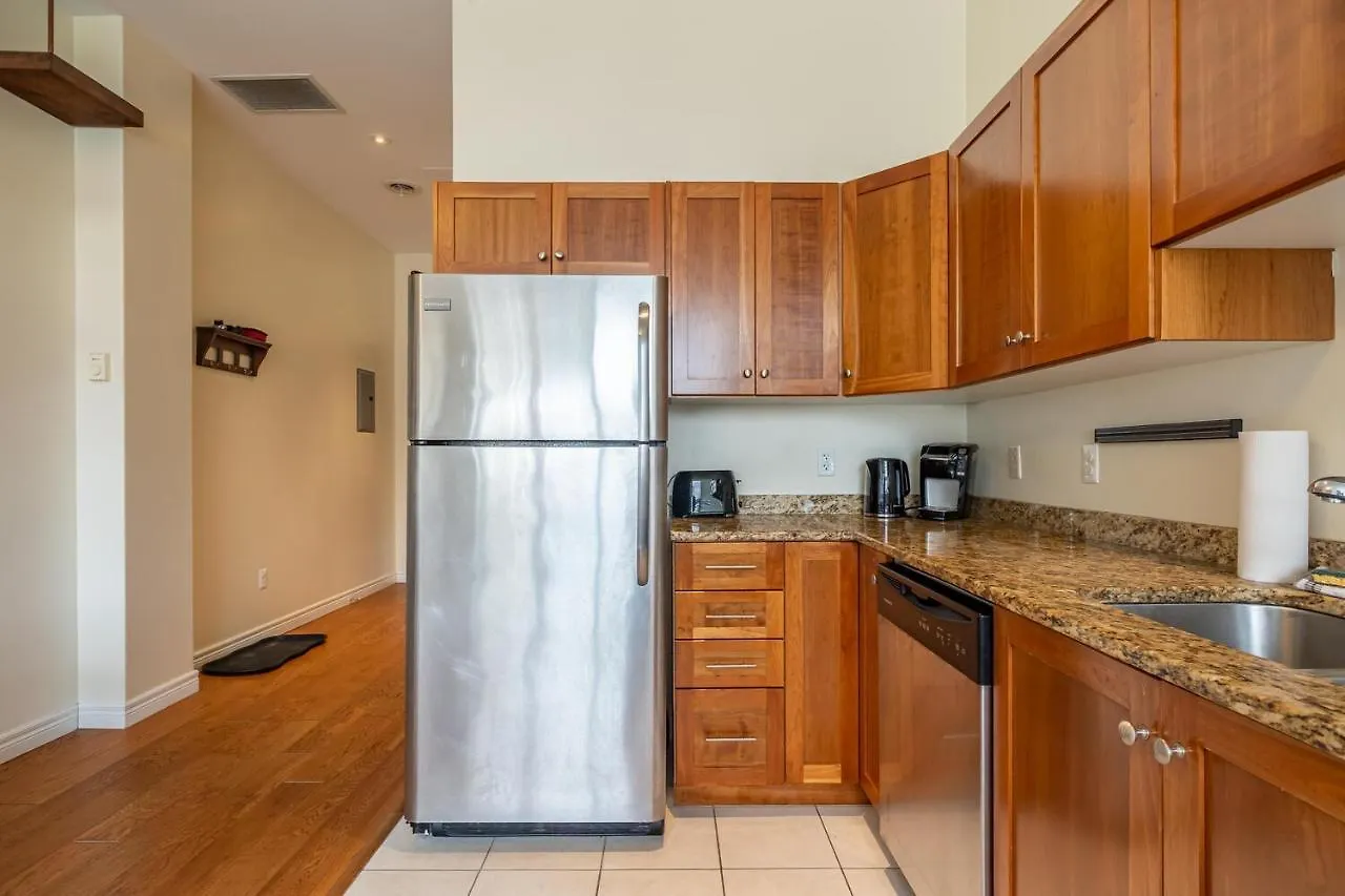 215 Bright & Charming Loft Apartman Halifax